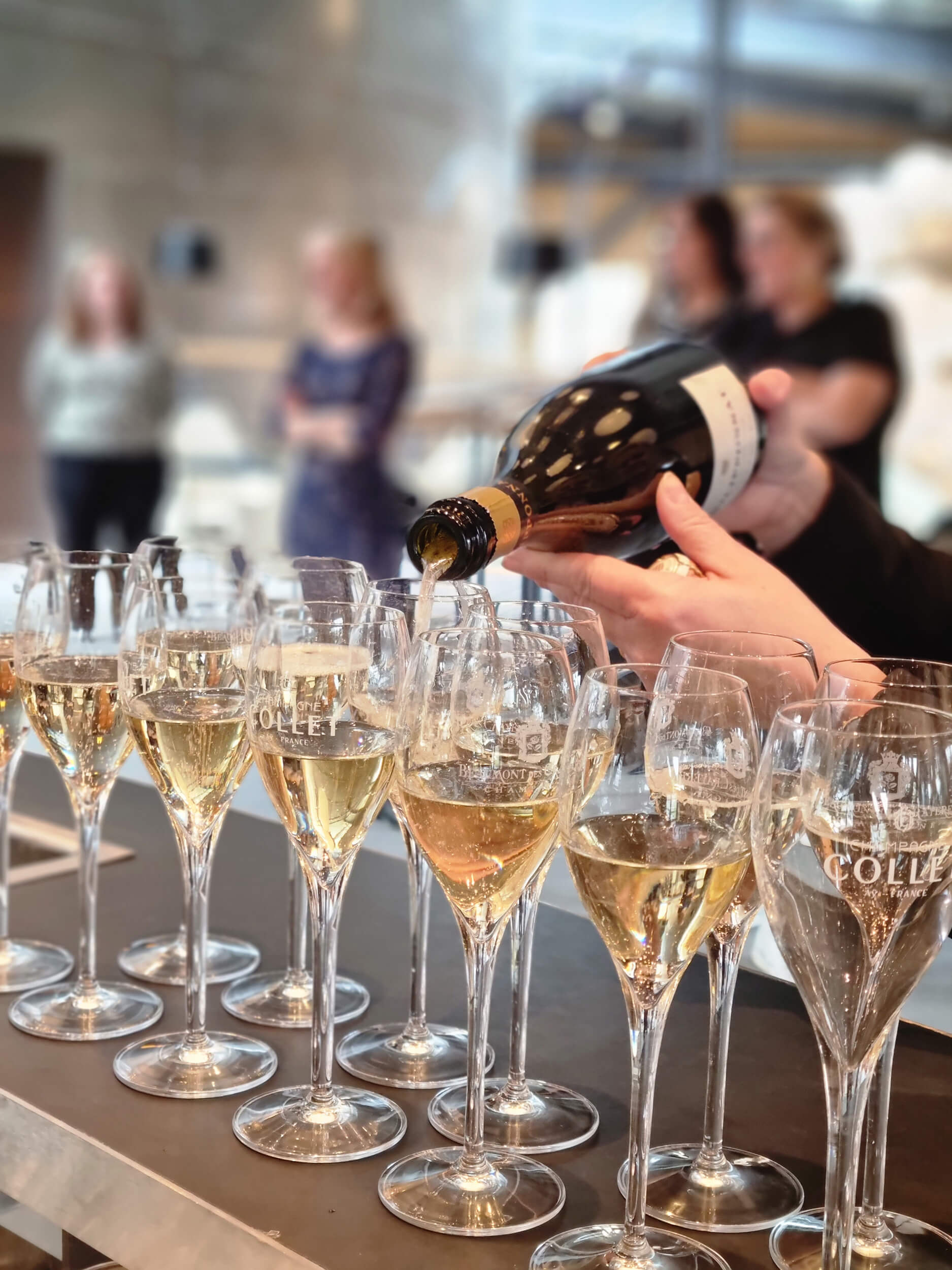 Person häller upp bubbel i glas