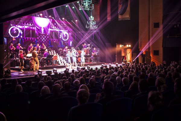 Fullsatt konsert i De Geerhallen där scenen och artisterna är på nära håll.