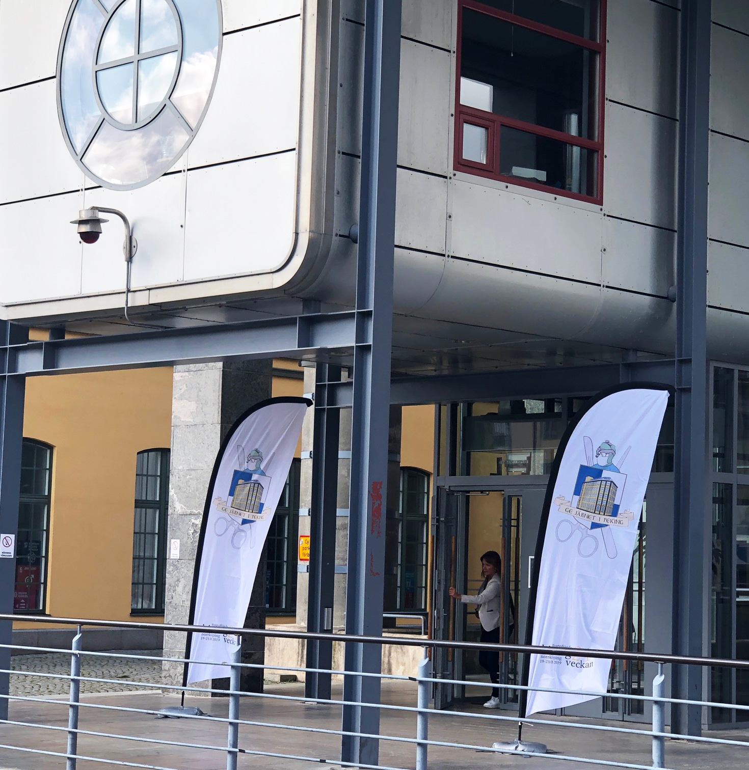 Vimplar utanför entrén