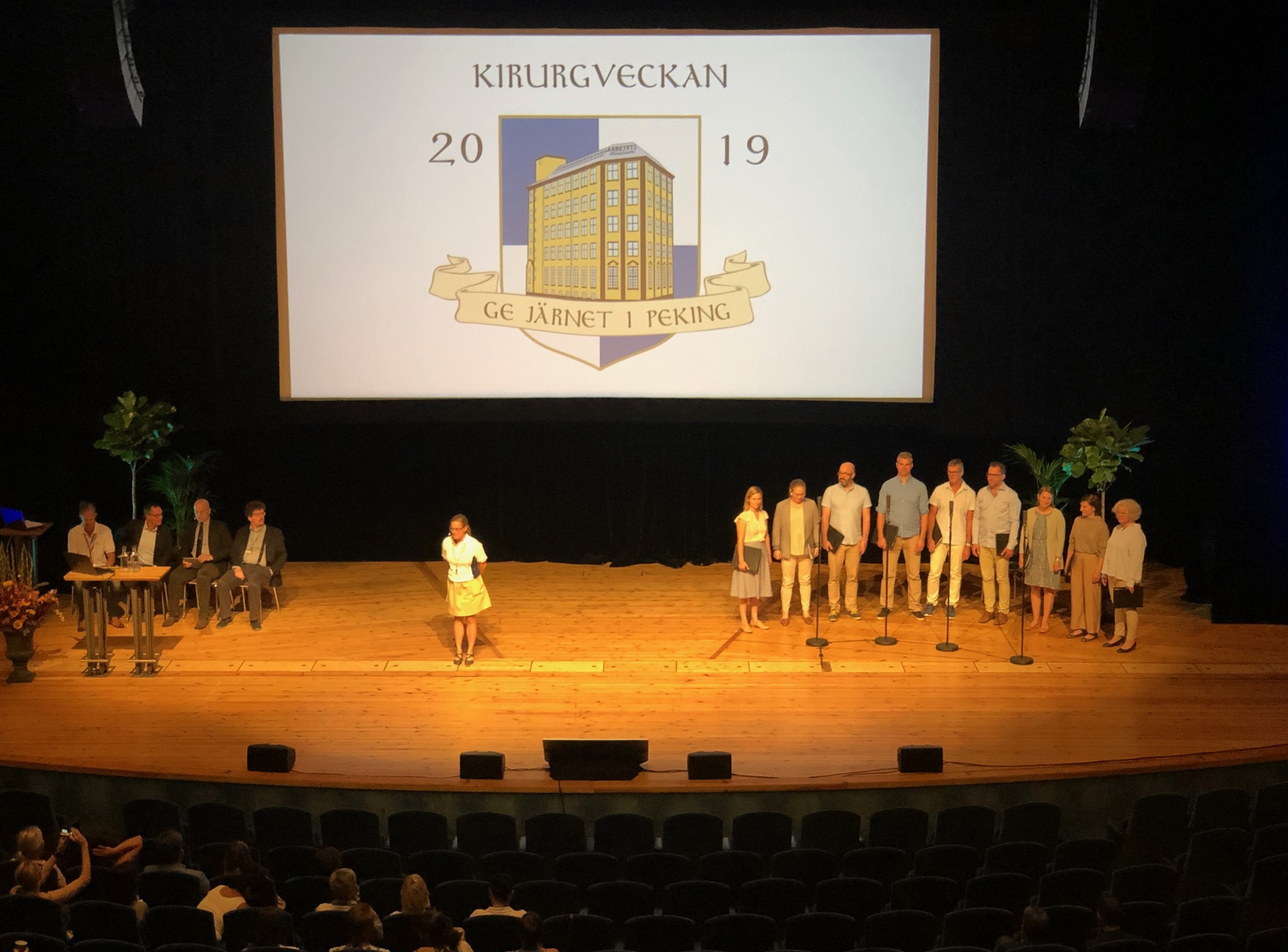 En scen med flera personer samt texten "kirurgveckan"