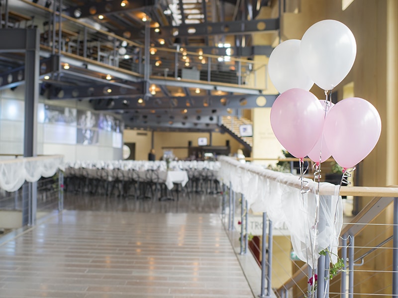 Ballonger hänger på räcke