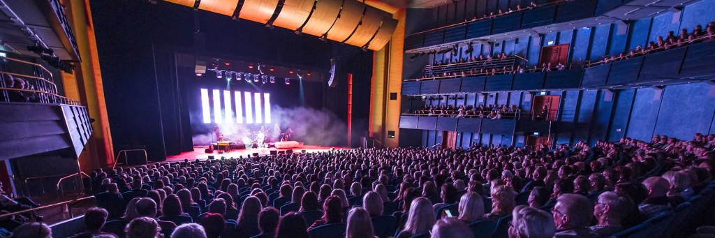 Scen med fullsatt publik