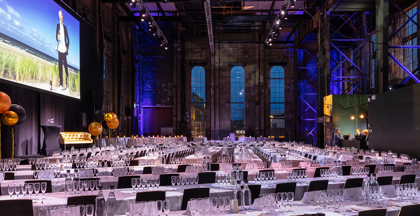 Sal uppdukat med bord