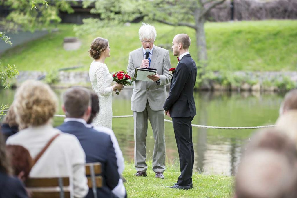 En präst som viger ett par vid kråkholmen