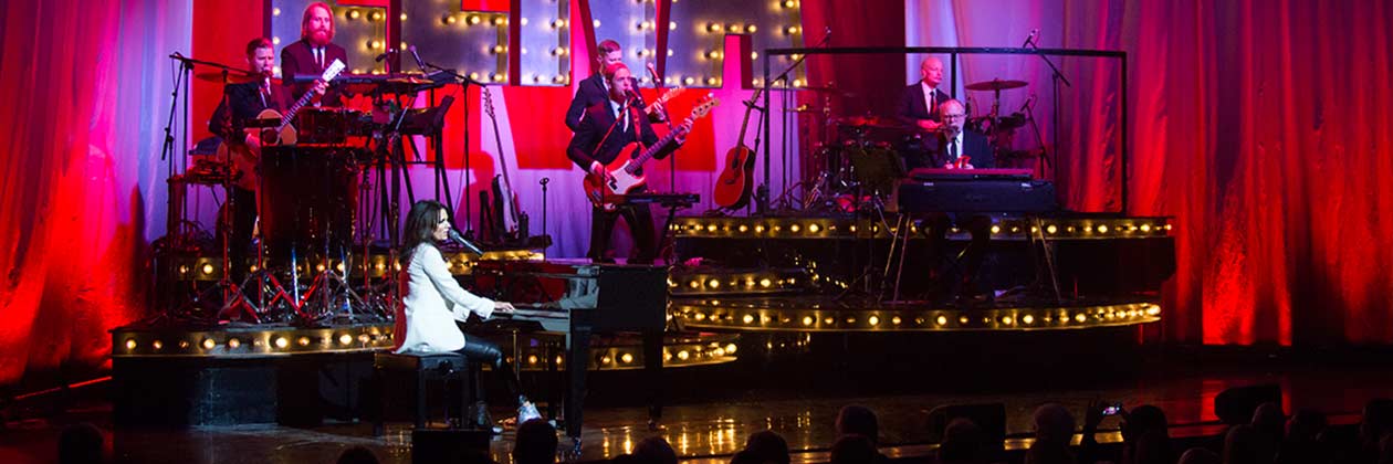 Scen med personer som sjunger och spelar