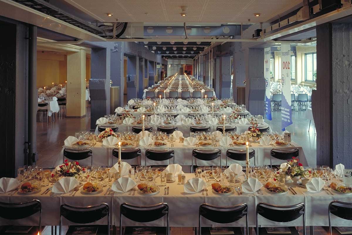 Flera långbord dukade för fest