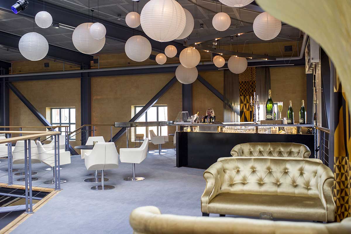 Lokal med bar och guldiga soffpr