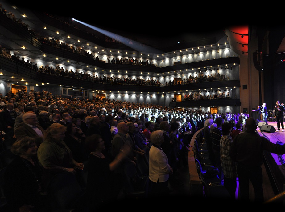 Fullsatt konsert i De Geerhallen med fokus på publiken.